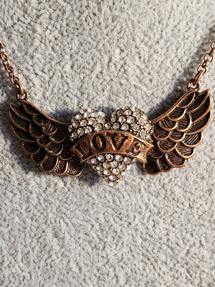 Collar Ala Ángel Corazón Amor Bronce Cristal Pavé Betsey Johnson 19" Foto 3 de 4