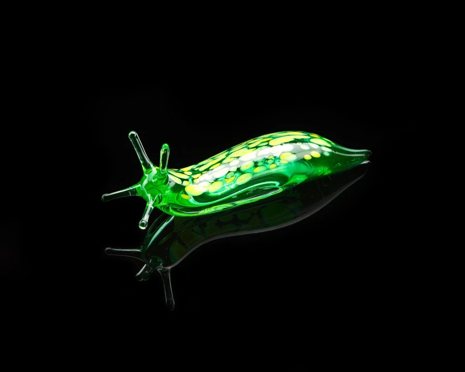Uranium Glass Slug Figurine – Glowing UV Reactive Green Lampwork Snail - Image 3 of 4