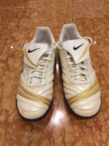 Nike Turnschuhe Tiempo Stollen in weiß/gold UK 8