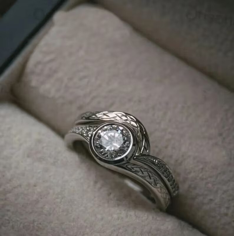 Conjunto de anillo de novia antiguo de diamantes simulados de corte redondo de 2,30 quilates enchapado en oro blanco de 14 K