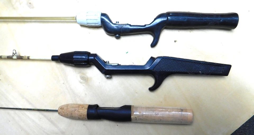 3 Ice Fishing Rods BERKLEY Lightning ICE LRIS24UL & 2 Fiberglass Pistol Grip 37" - Image 4 of 4