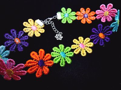 EIN DAMEN MÄDCHEN HÜBSCHES BUNTES GÄNSEBLÜMCHEN BLUMEN FESTIVAL COLLIER HALSKETTE. NEU.