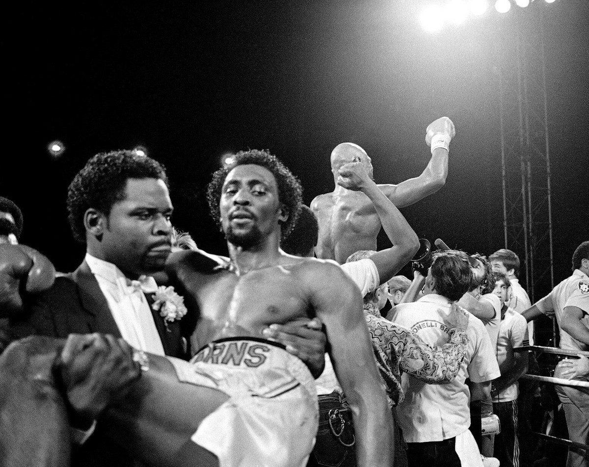 MARVELOUS MARVIN HAGLER vs TOMMY HEARNS 8X10 PHOTO BOXING PICTURE