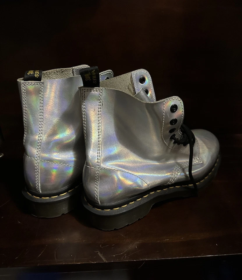 Botas de Combate Dr. Doc Martens MUJERES Talla 9 Plateadas Holográficas Iridiscentes PASCAL Foto 4 de 4