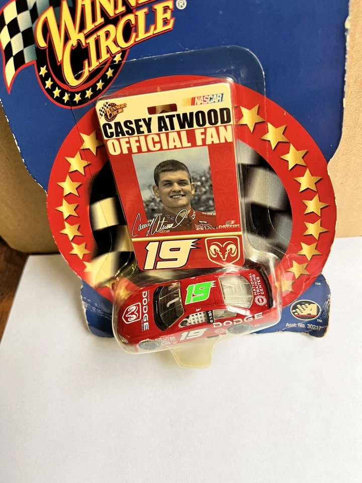 Tarjeta de auto Casey Atwood #19 RedWinners Circle Pit Pass vista previa Dodge NASCAR 1:64. Foto 2 de 4