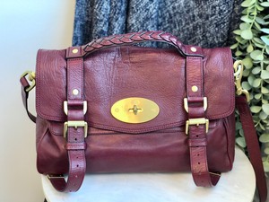 gucci bolsa embossed logo