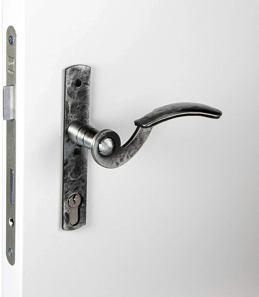 Maniglia Ferro Battuto ferramenta per porte Antico Nero Su Piastra Lunga - Immagine 2 di 4