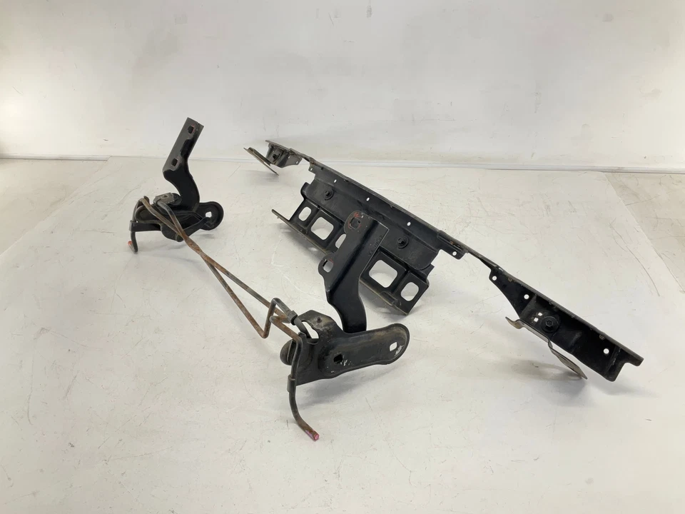 06-09 Soporte de refuerzo de parachoques trasero Pontiac Solstice y bisagra de tapa de maletero OEM Foto 3 de 4