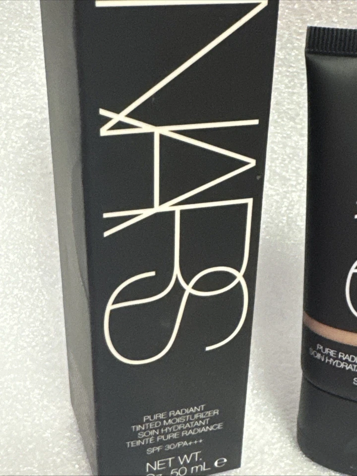 NARS Pure Radiant Tinted Moisturiser Med/dark 3 Martinique SPF30/PA+++ 50ml - Image 3 of 4