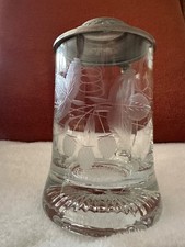 Glaskrug mit Zinndeckel und Motiv
