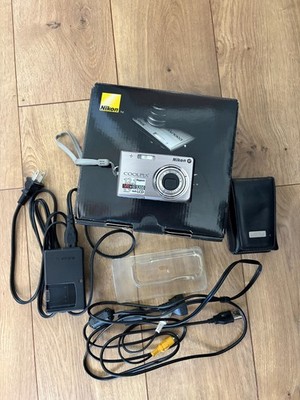 Nikon COOLPIX S700 12.1MP Digital Camera - Silver