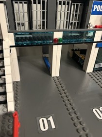 Lego City Police Station (7498) 100% Complete With Minifigures