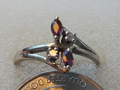 Ring - 14 Karat Weißgold 2,529 Gramm - Rubin 0,20 ctw.  & Diamant - 8/281