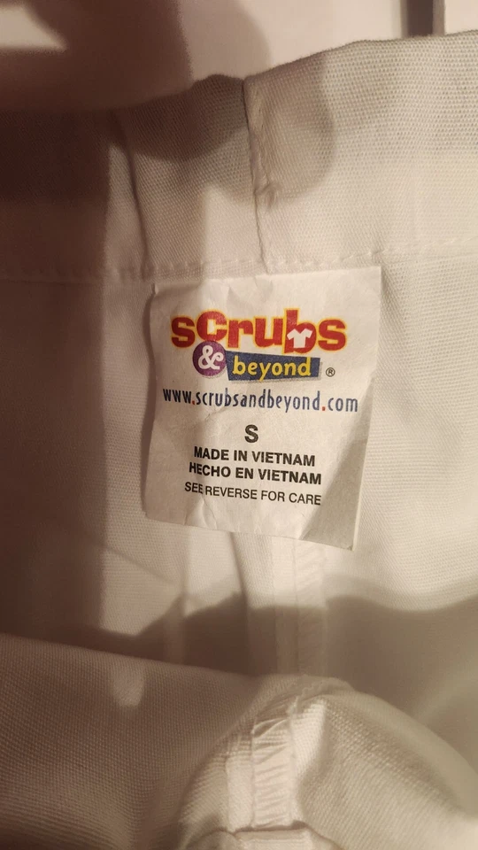 SCRUBS & BEYOND WHITE SCRUBS SIZE SMALL - Image 4 of 4