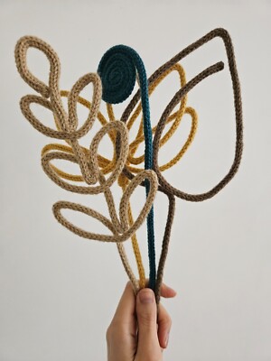 Herbstliche mehrfarbige handgefertigte gestrickte Draht Deko Blumen; Wohndeko