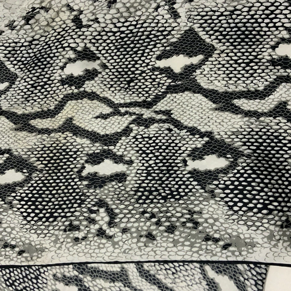 Bufanda rectangular Écho de seda blanca y negra con estampado de bocadillos PEC Foto 2 de 4