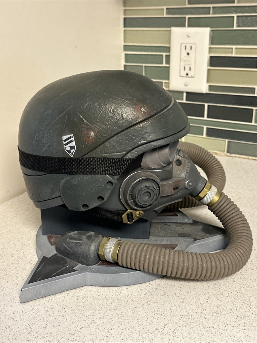 Killzone 3 Collector's Edition Helghast Helmet & Gas Mask Display