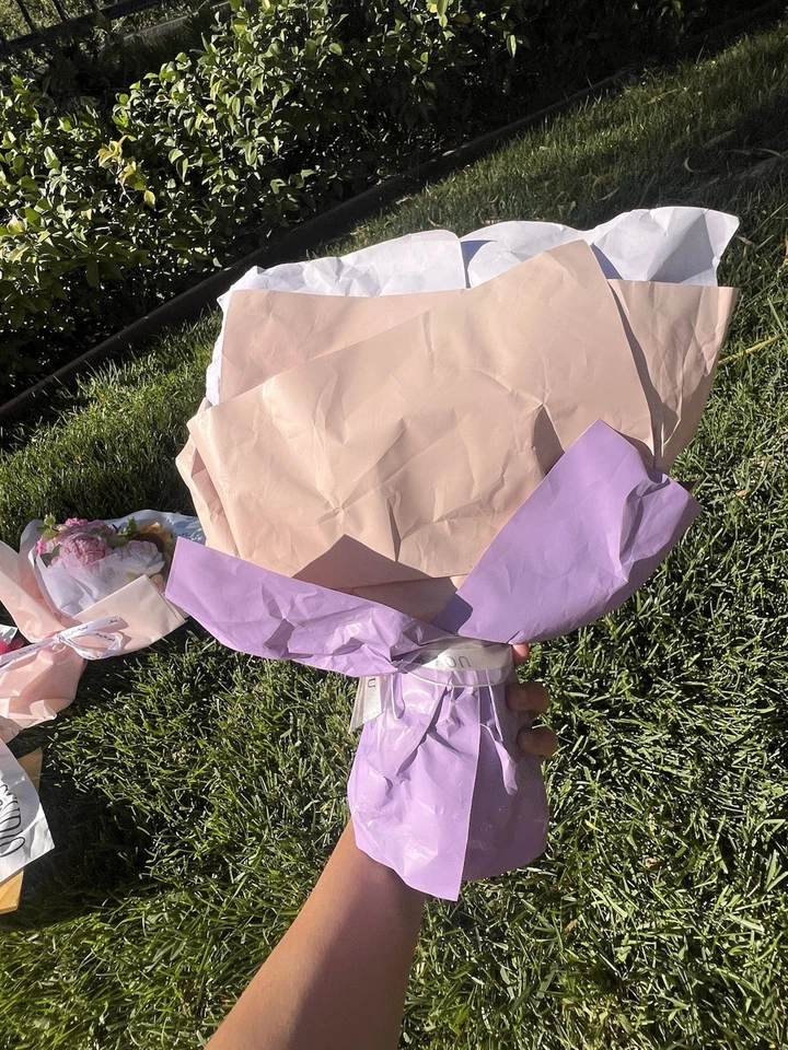 Juego de regalo púrpura ramo de flores de ganchillo hecho a mano con luz y bolsa Foto 4 de 4