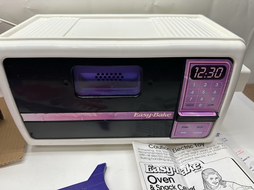 Horno y centro de aperitivos Easy Bake 1997 Hasbro de colección años 90 con caja y accesorios - Imagen 4 de 10