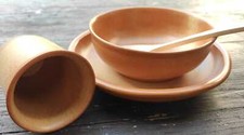 glasiert Geschirr Set Tonbecher Teller Suppenschale Holzlöffel Ton Mittelalter