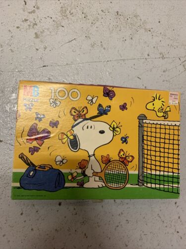 Puzzle Peanuts Vintage 100 Pezzi MB SNOOPY Giocando a TENNIS! Raro - Foto 1 di 2