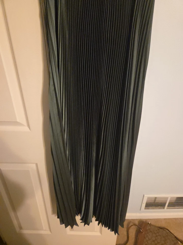 Nuevo Maxi Vestido Verde Para Mujer Plisado Satén Talla 2 Casa Blanca Mercado Negro Foto 3 de 4