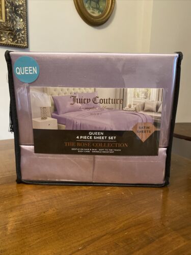 Juicy Couture Queen Sheet Set Lavender Purple 4 Pc Satin Rose Collection NWT - Afbeelding 1 van 8