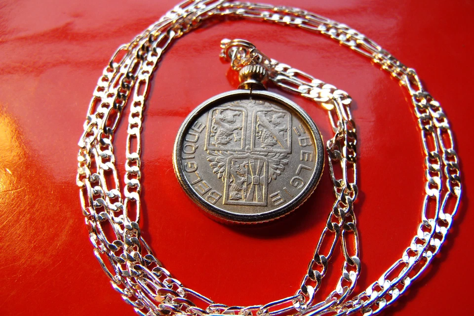 Colgante moneda león belga de la Segunda Guerra Mundial en una cadena de plata de ley 925 de 30". Foto 3 de 4