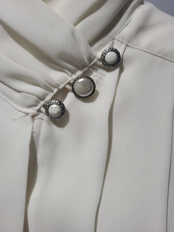 Blusa De Colección Koret Talla 12 Marfil con Botones Perlados y Cuello Adornado Camisa L/S Foto 2 de 4