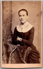 ANTIQUE CDV CIRCA 1870S QUEBA YOUNG LADY IN DRESS POTTSTOWN PENNA
