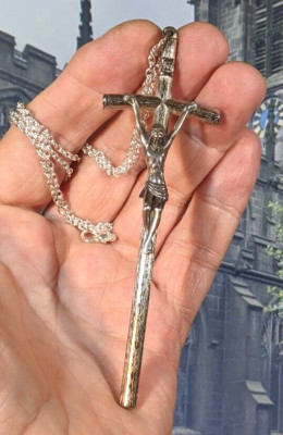 Vintage Kruzifix versilbert Haltekreuz. 114mm x 35mm. in Box. 56cm Kette