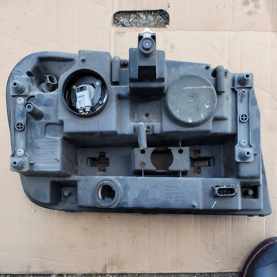 2002-2009 CHEVROLET Trailblazer SS front left driver headlight - Image 2 of 3