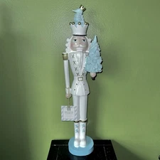 MISTLETOE & SAILING CO. White Nutcracker With Seahorse & Seashell Christmas Tree