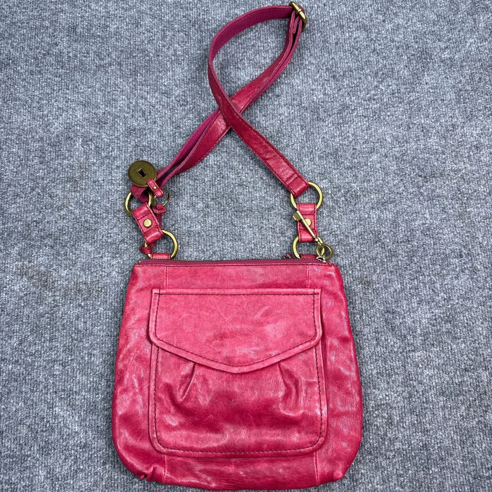 Borsa a tracolla Fossil borsa vino rosso con chiave ottone e lucchetto pelle lunga vita vintage