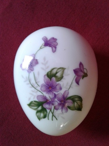 Caja de baratija de huevos de Pascua de porcelana plato violetas nuestra propia importación JAPÓN adornada en oro  - Imagen 1 de 12