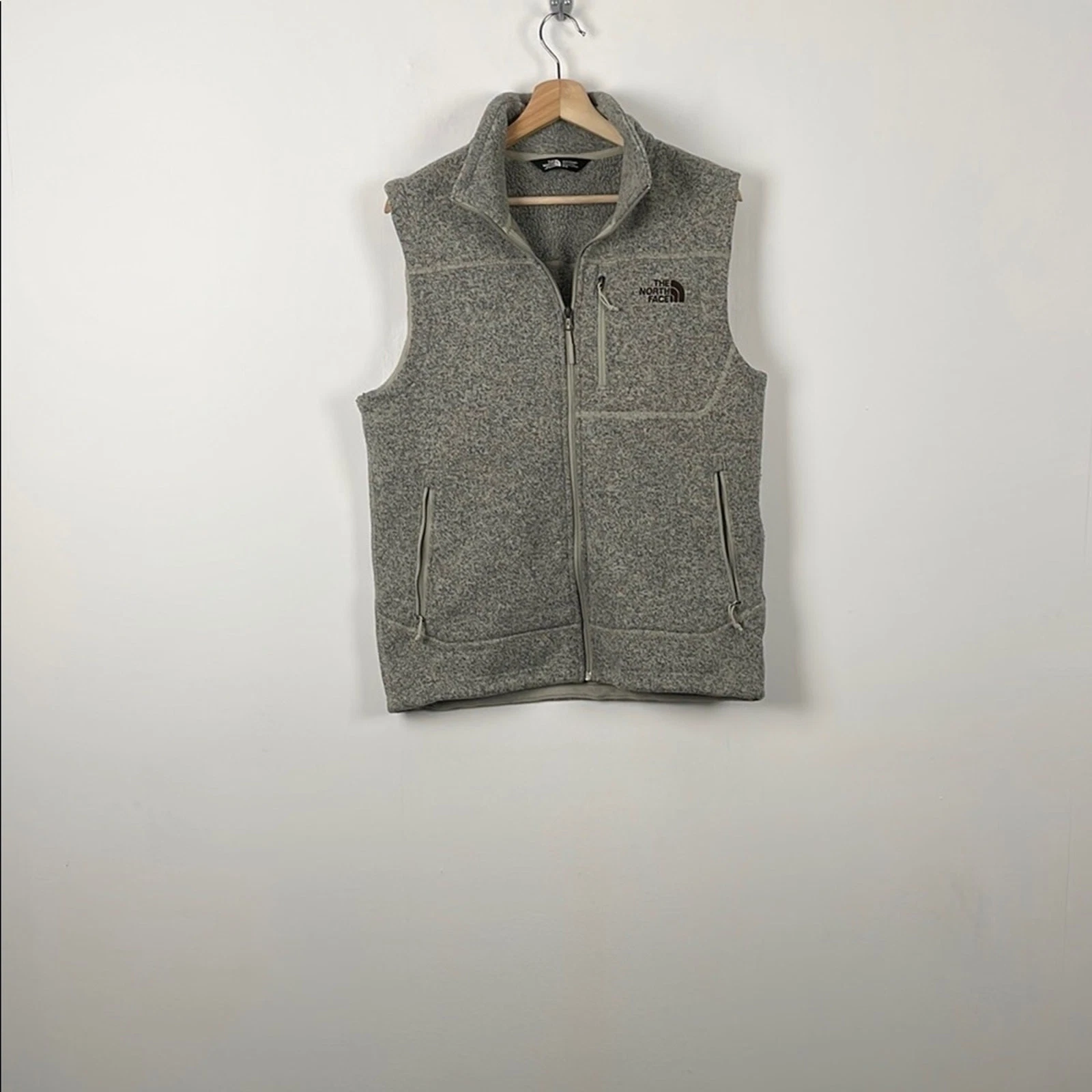 The North Face Tsillan Heather Gray Outdoor Hiking Men's M Full Zip Knit Vest
Opens in a new window