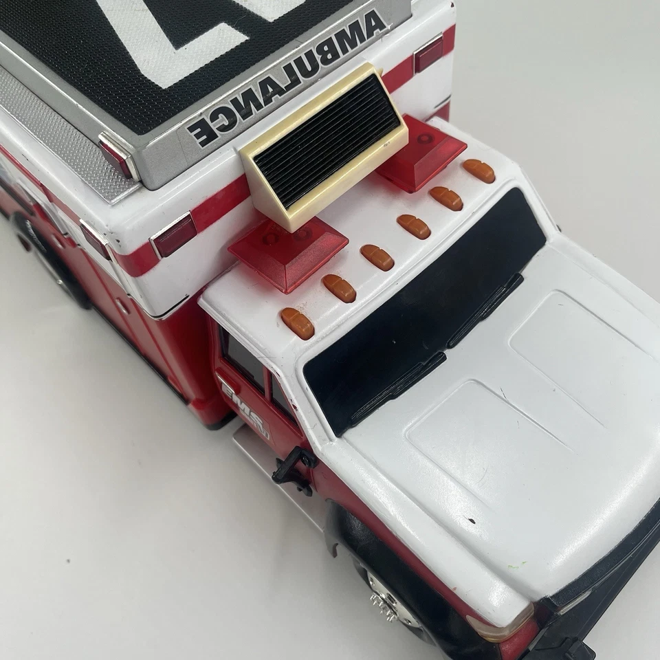 ROAD RIPPERS EMS PARAMEDIC AMBULANCE #17 TRUCK LIGHT SOUND TOY STATE RED - Image 4 of 4