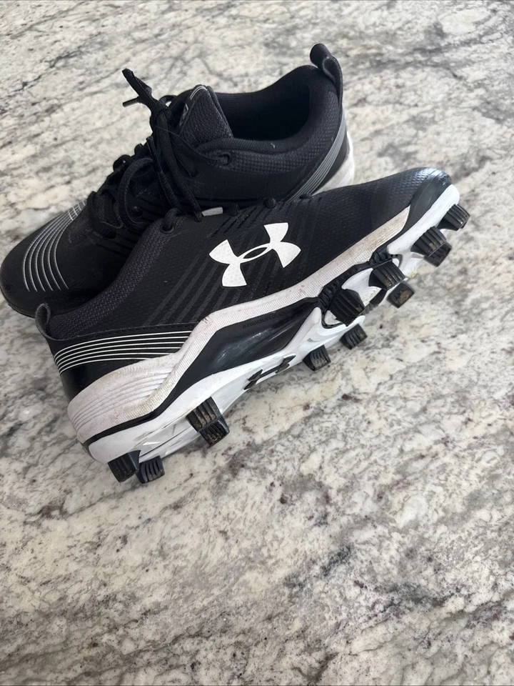 Under armour (UA) Cleats Size 6.5Y Black - Image 2 of 4