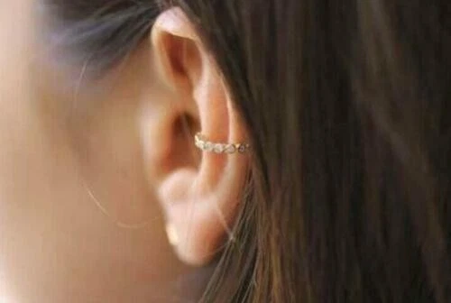 Conjunto de bisel de diamante de corte redondo de 0,20 quilates creado en laboratorio brazalete de oreja acabado de oro amarillo de 14 k Foto 4 de 4