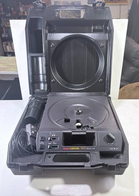 Kodak Ektagraphic III Carousel 5600 Projector w/ Tiffen Hard Case No Carousel