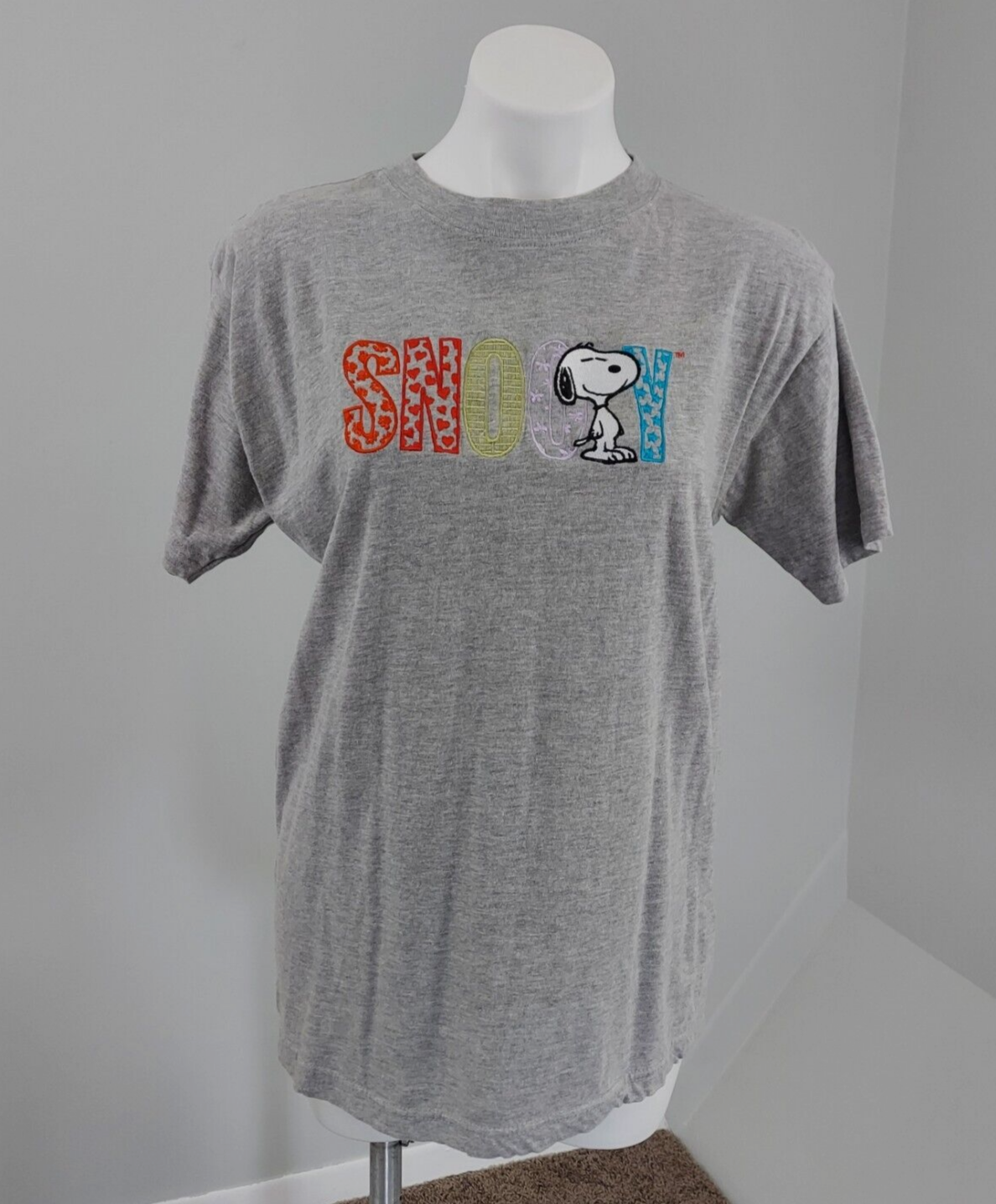 Vintage 90s Snoopy Embroidered Peanuts T-Shirt in Gray Size L