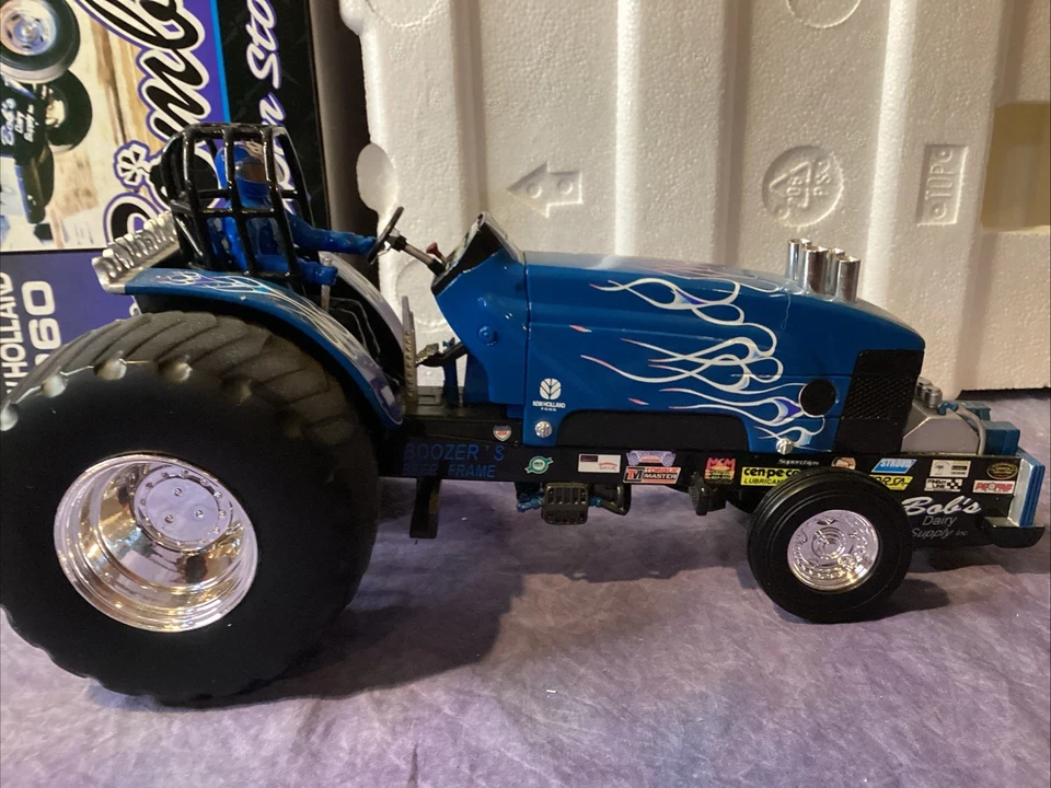 All Original Packaging! Beautiful 1/16 New Holland 8260 The Bomb Pulling Tractor - Image 3 of 4