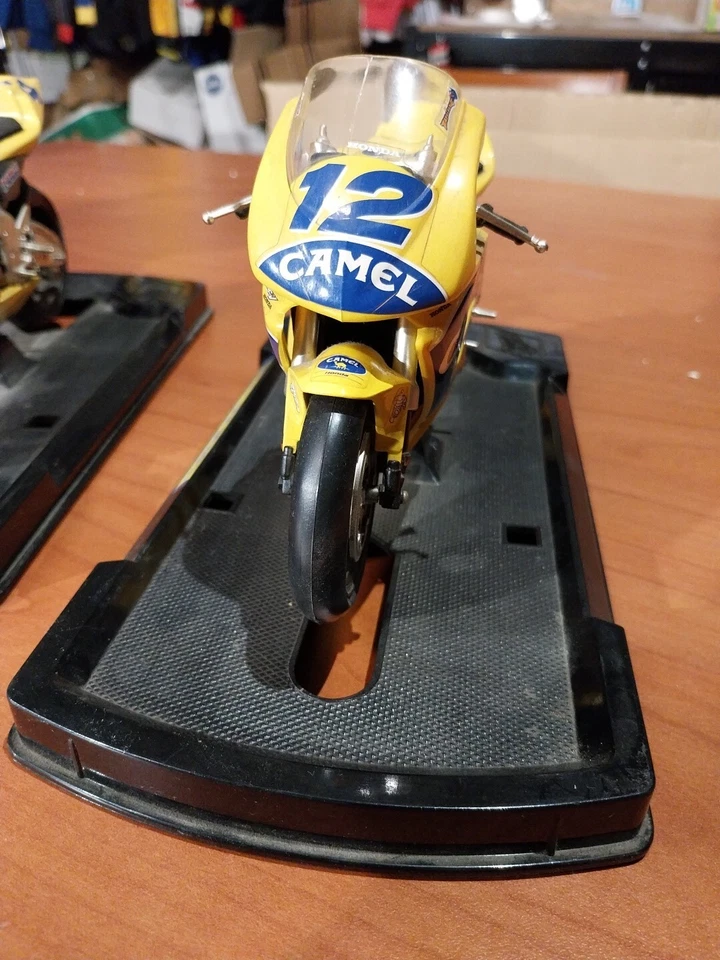 Modellini Moto Camel scala 1:8-1:10 Lotto 3 Honda RC 211 V Alex Barros, Bayliss - Immagine 4 di 4