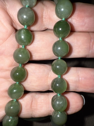Vintage Green Jade Hand Knotted Beaded Necklace Carved Baby Seal Pendant 24” - Picture 6 of 11