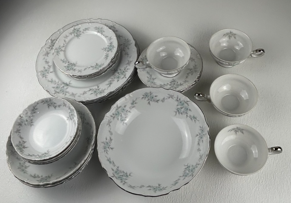 Mikasa Barbizon 9289 Fine China Set Service for 4 Blue Floral