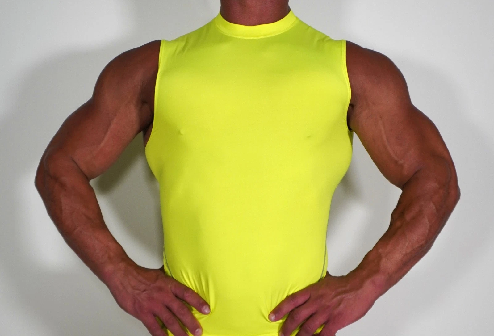 SLEEVELESS BRIGHT GREEN TIGHT-FITTING SHIRT SIZE L