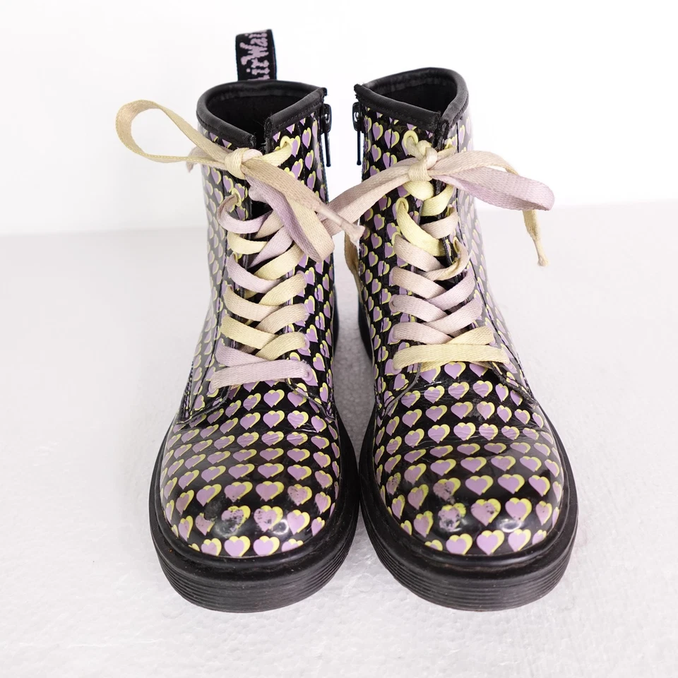 Botas Dr. Martens 1460 J Juveniles Talla 1 Negro Púrpura Estampado Corazón Encaje Cremallera Niñas Foto 2 de 4