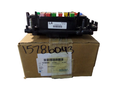 NOS GM OEM Engine Wiring Harness Junction Block GMC 03-06 Yukon 15786043