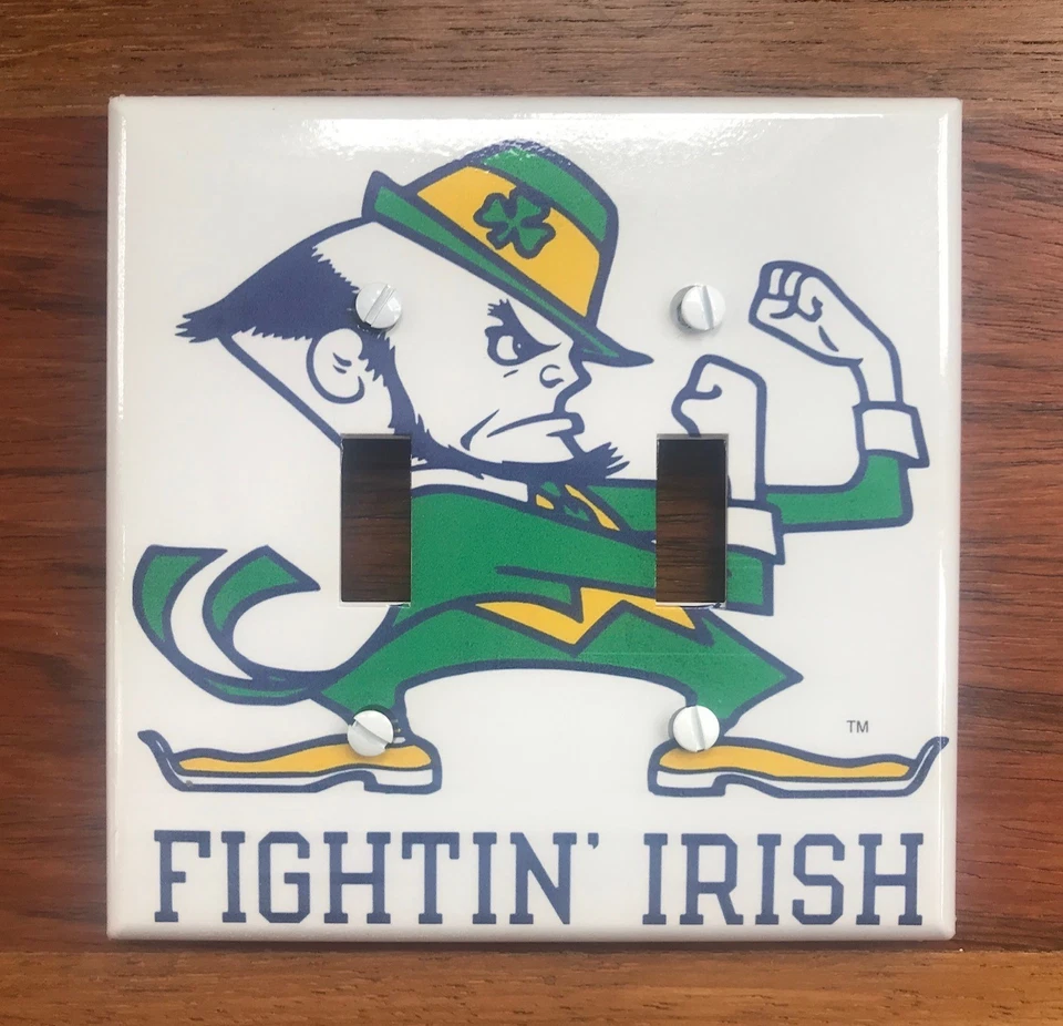 Notre Dame Lucha Irlandés Luz Interruptor Placa Cubierta Colegio Fútbol Duende Foto 3 de 4