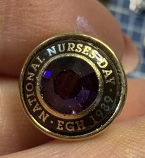 Broche insigne revers vintage Le coeur de presby allaitement pierre violette ton or.